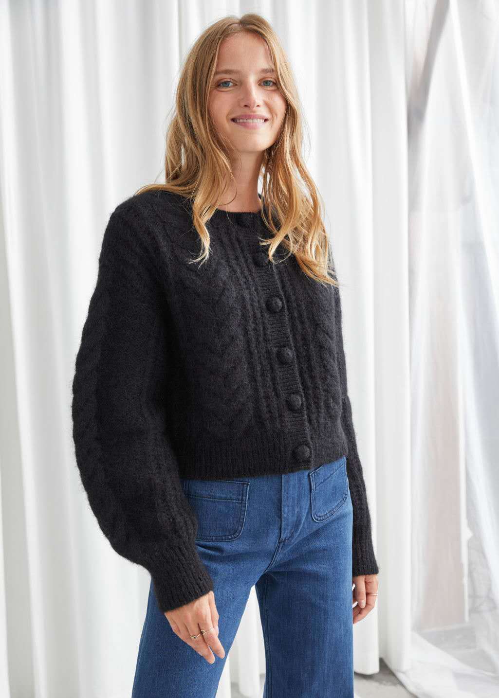 Soft and stylish half high-neck cardigan – warm and fashionable for every occasion.