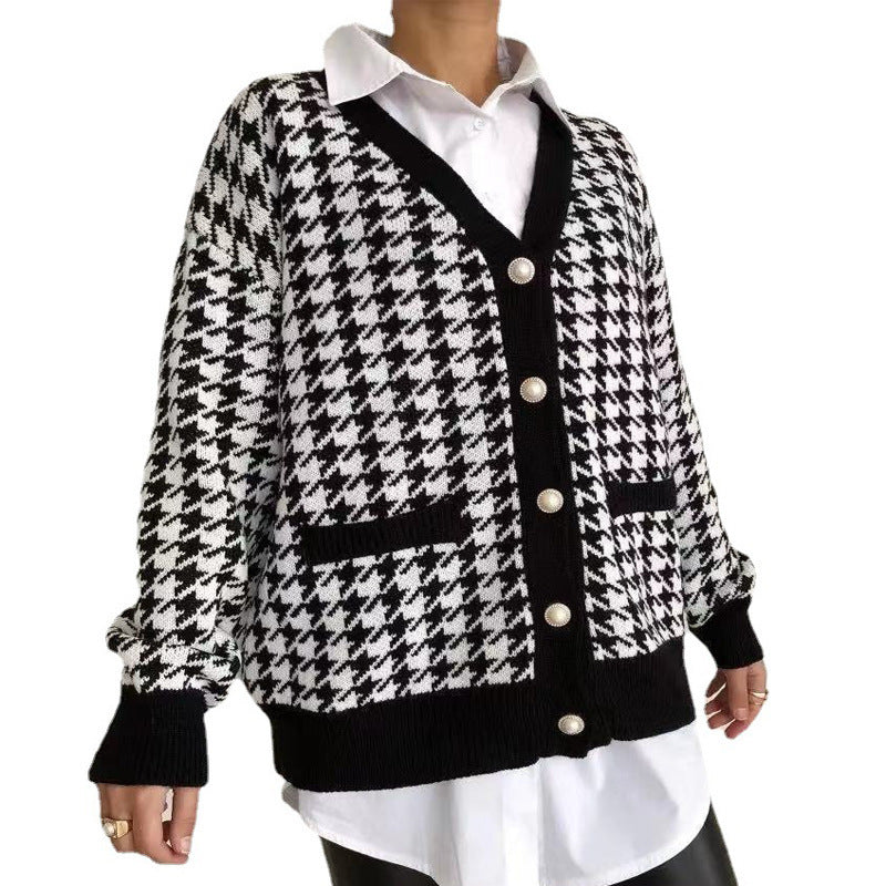 Cozy women's knitted cardigan with a houndstooth pattern in a relaxed style. Trendy women's oversized knitted cardigan with a classic houndstooth design. 