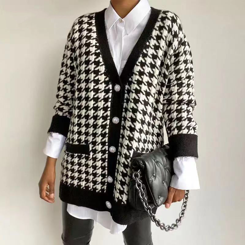 Trendy women's oversized knitted cardigan with a classic houndstooth design. 