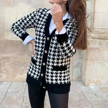 Soft and stylish houndstooth-patterned cardigan for women in a relaxed fit.